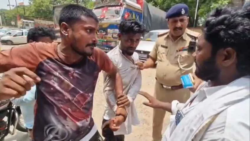 बेगूसराय में मोबाइल चोरी पर हाई वोल्टेज ड्रामा: नशेड़ी युवक ने ई-रिक्शा चालक का फोन उड़ाया, भीड़ ने बीच सड़क की धुनाई 2