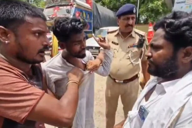 बेगूसराय में मोबाइल चोरी पर हाई वोल्टेज ड्रामा: नशेड़ी युवक ने ई-रिक्शा चालक का फोन उड़ाया, भीड़ ने बीच सड़क की धुनाई 3