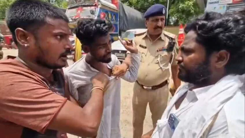 बेगूसराय में मोबाइल चोरी पर हाई वोल्टेज ड्रामा: नशेड़ी युवक ने ई-रिक्शा चालक का फोन उड़ाया, भीड़ ने बीच सड़क की धुनाई 1