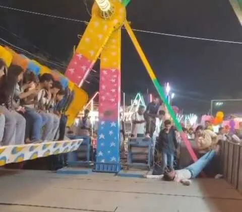 नालंदा: राजगीर मलमास मेला में बड़ा हादसा, झूला से गिरकर युवक की मौत, हादसे का लाइव वीडियो आया सामने 2