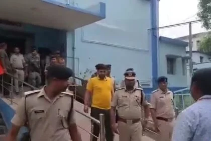 खगड़िया में बड़ी मुठभेड़: STF ने 50 हजार के इनामी कुख्यात बुद्दीन को पैर में गोली मारकर दबोचा 15
