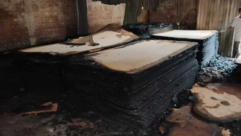 नालंदा: बनौलिया मे फर्नीचर दूकान मे लगी भीषण आग, तीस लाख का सामान जलकर हुआ राख़ 2
