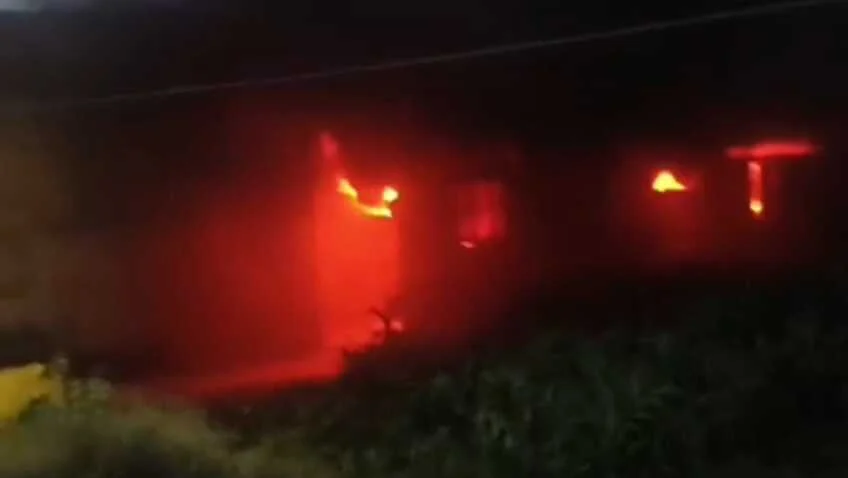 नालंदा: बनौलिया मे फर्नीचर दूकान मे लगी भीषण आग, तीस लाख का सामान जलकर हुआ राख़ 12