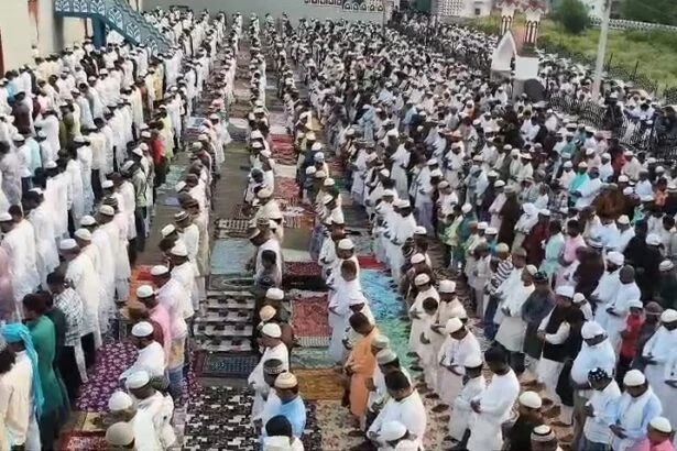 नालंदा में श्रद्धा और उल्लास के साथ मनाई गई बकरीद, मस्जिदों और ईदगाहों में उमड़ी नमाजियों की भीड़, नमाज के बाद गले मिलकर दी बकरीद की मुबारकबाद, अमन-चैन और खुशहाली की मांगी दुआ 1