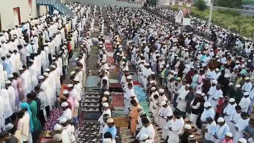 नालंदा में श्रद्धा और उल्लास के साथ मनाई गई बकरीद, मस्जिदों और ईदगाहों में उमड़ी नमाजियों की भीड़, नमाज के बाद गले मिलकर दी बकरीद की मुबारकबाद, अमन-चैन और खुशहाली की मांगी दुआ 5