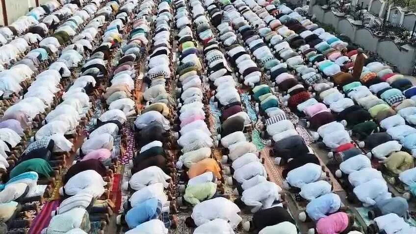 नालंदा में श्रद्धा और उल्लास के साथ मनाई गई बकरीद, मस्जिदों और ईदगाहों में उमड़ी नमाजियों की भीड़, नमाज के बाद गले मिलकर दी बकरीद की मुबारकबाद, अमन-चैन और खुशहाली की मांगी दुआ 2