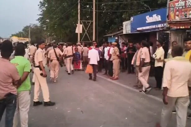 बेगूसराय में सड़क हादसा: दाह-संस्कार से लौट रहे परिवार पर टूटा दुखों का पहाड़, पिकअप की टक्कर से दो मासूम भाई-बहन की मौत, पिता गंभीर 3
