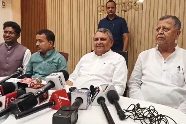 डिप्टी सीएम विजय कुमार चौधरी ने नालंदा में नागरिक परिषद की बैठक, कहा देश संकट के दौर से गुजर रहा, हर नागरिक निभाए अपना दायित्व, खाड़ी संकट का देश की अर्थव्यवस्था पर असर 9