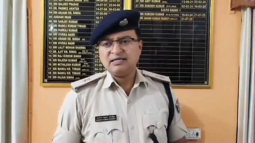 बेगूसराय के UCO बैंक में कैश वैन के गार्ड की बंदूक से चली गोली, कैश रखने के दौरान कर्मी को लगी गोली,घायल 3