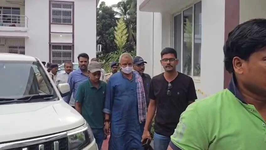 बेगूसराय में डीटीओ कार्यालय में निगरानी का छापा, 6500 रुपये रिश्वत लेते दलाल और लिपिक गिरफ्तार 5