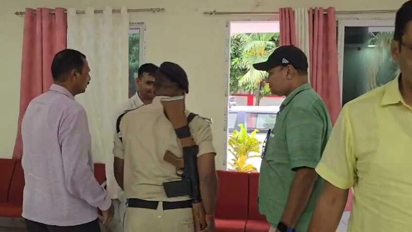 बेगूसराय में डीटीओ कार्यालय में निगरानी का छापा, 6500 रुपये रिश्वत लेते दलाल और लिपिक गिरफ्तार 2