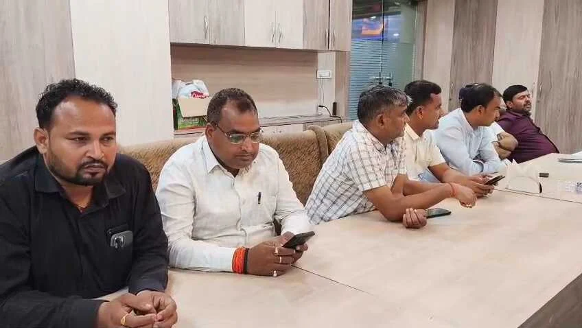 नालंदा: लंबित भुगतान पर भड़के ग्रामीण कार्य विभाग के संवेदक, सरकार और विभाग के खिलाफ खोला मोर्चा, भुगतान नहीं तो आंदोलन होगा 3