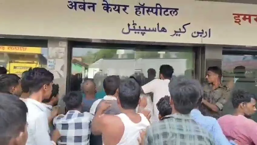 समस्तीपुर: सड़क हादसे में किशोर की मौत के बाद निजी अस्पताल में हंगामा, लापरवाही का आरोप लगाकर परिजनों ने की तोड़फोड़ और NH-322 किया जाम 4