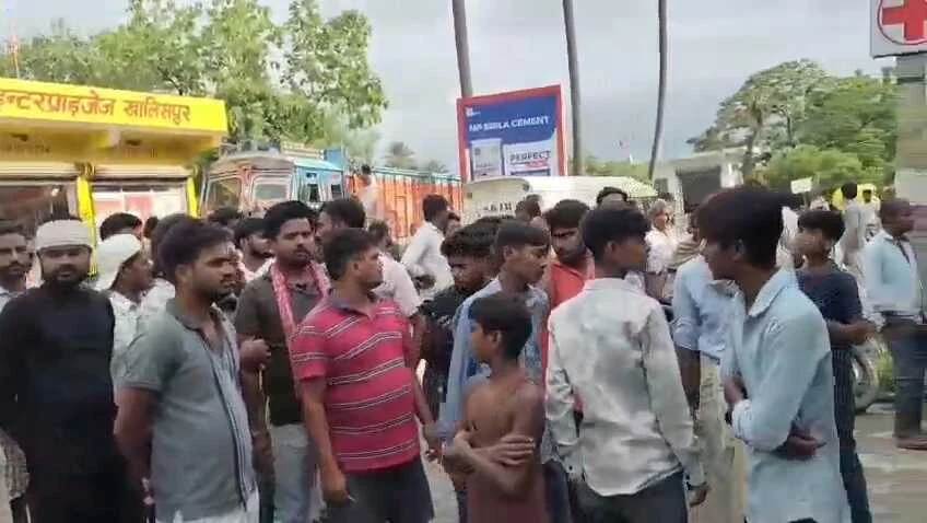 समस्तीपुर: सड़क हादसे में किशोर की मौत के बाद निजी अस्पताल में हंगामा, लापरवाही का आरोप लगाकर परिजनों ने की तोड़फोड़ और NH-322 किया जाम 2