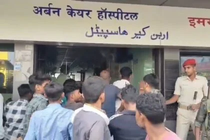 समस्तीपुर: सड़क हादसे में किशोर की मौत के बाद निजी अस्पताल में हंगामा, लापरवाही का आरोप लगाकर परिजनों ने की तोड़फोड़ और NH-322 किया जाम 18