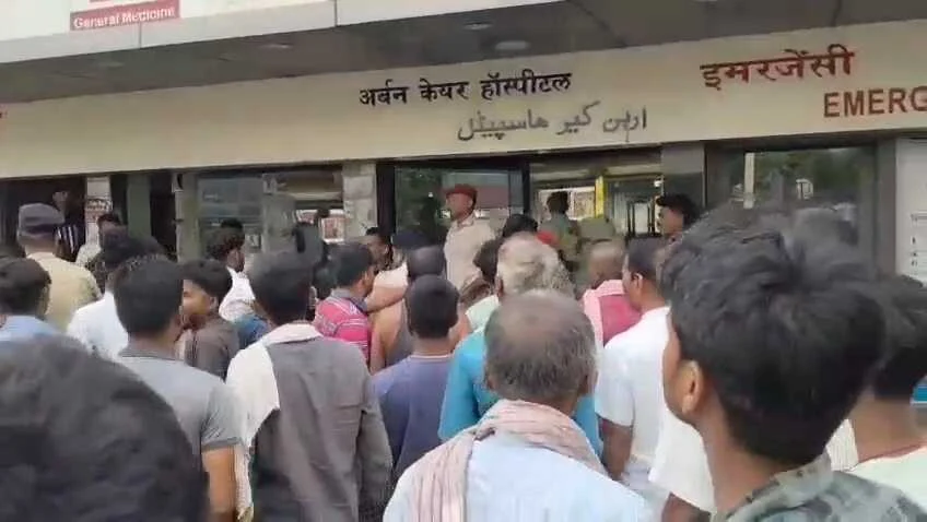 समस्तीपुर: सड़क हादसे में किशोर की मौत के बाद निजी अस्पताल में हंगामा, लापरवाही का आरोप लगाकर परिजनों ने की तोड़फोड़ और NH-322 किया जाम 3