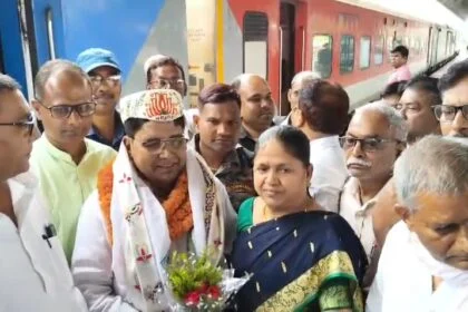 ईंधन बचत की मिसाल: प्रधानमंत्री की अपील पर बिहार के परिवहन मंत्री दामोदर राउत ने ट्रेन से तय किया पटना से समस्तीपुर का सफर 17