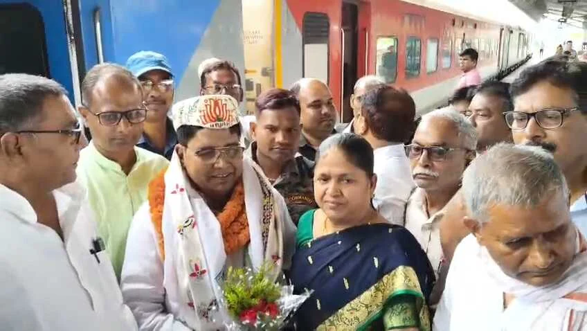 ईंधन बचत की मिसाल: प्रधानमंत्री की अपील पर बिहार के परिवहन मंत्री दामोदर राउत ने ट्रेन से तय किया पटना से समस्तीपुर का सफर 1