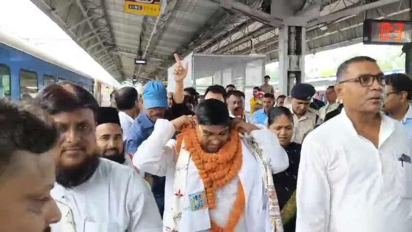ईंधन बचत की मिसाल: प्रधानमंत्री की अपील पर बिहार के परिवहन मंत्री दामोदर राउत ने ट्रेन से तय किया पटना से समस्तीपुर का सफर 2