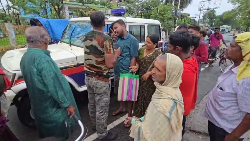 बेगूसराय में हाई वोल्टेज ड्रामा: पुलिस वैन और मरीज ले जा रही बोलेरो में टक्कर, सड़क पर जमकर हुई हाथापाई 4