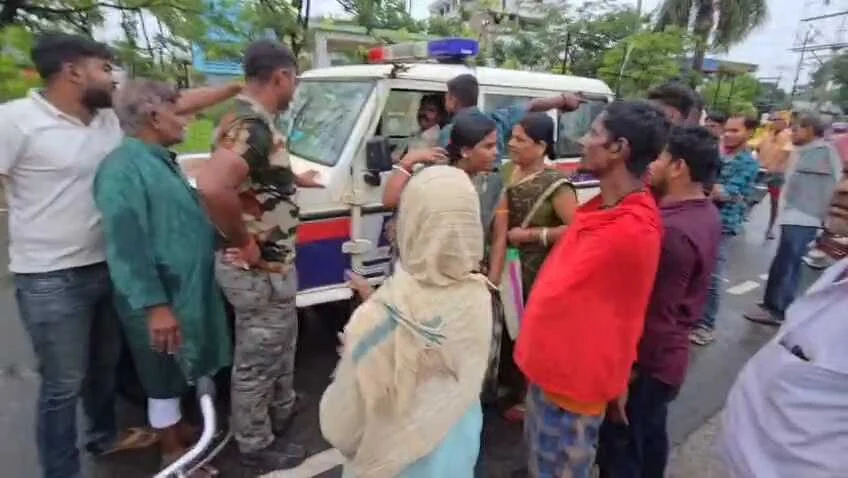 बेगूसराय में हाई वोल्टेज ड्रामा: पुलिस वैन और मरीज ले जा रही बोलेरो में टक्कर, सड़क पर जमकर हुई हाथापाई 3