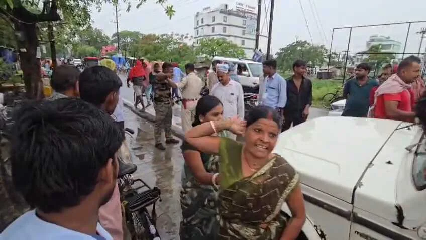 बेगूसराय में हाई वोल्टेज ड्रामा: पुलिस वैन और मरीज ले जा रही बोलेरो में टक्कर, सड़क पर जमकर हुई हाथापाई 2