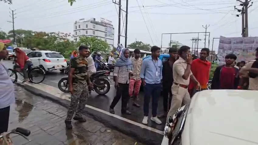 बेगूसराय में हाई वोल्टेज ड्रामा: पुलिस वैन और मरीज ले जा रही बोलेरो में टक्कर, सड़क पर जमकर हुई हाथापाई 5