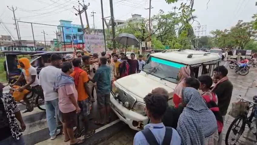 बेगूसराय में हाई वोल्टेज ड्रामा: पुलिस वैन और मरीज ले जा रही बोलेरो में टक्कर, सड़क पर जमकर हुई हाथापाई 4