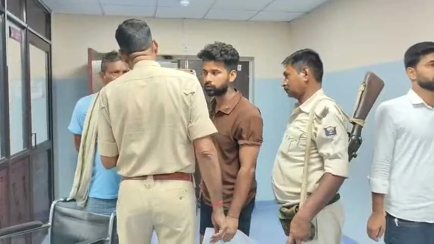 नालंदा: कोल्ड ड्रिंक के पैसे मांगने पर दो गुटों में झड़प, महज सौ रूपये के विवाद में हुआ झड़प,गांव में पुलिस कर रही कैंप 3
