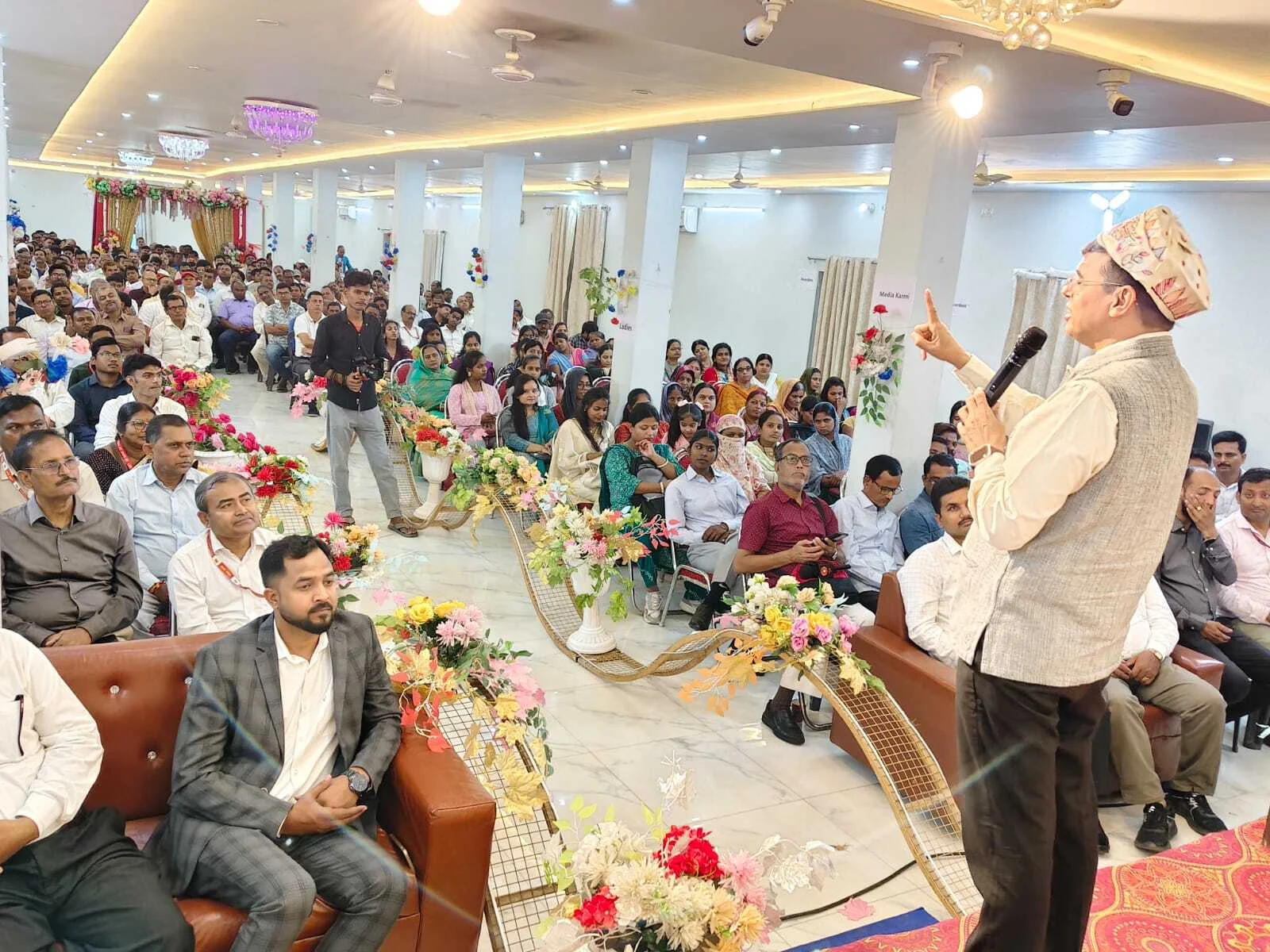 समस्तीपुर: उत्कृष्ट प्रदर्शन करने वाले डाक कर्मियों का सम्मान, डाक महाध्यक्ष ने ए के पैलेस में बांटे पुरस्कार 2