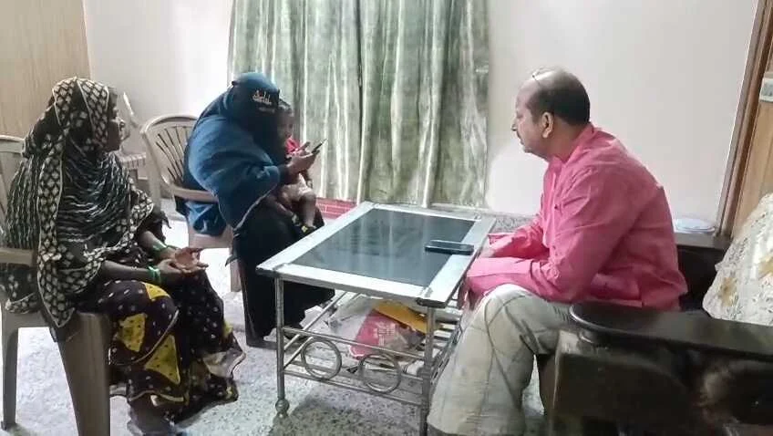दुबई की जेल में बंद समस्तीपुर का लाल: पूर्व विधायक के पैरों में गिरकर रोई माँ, रिहाई की लगाई गुहार 4