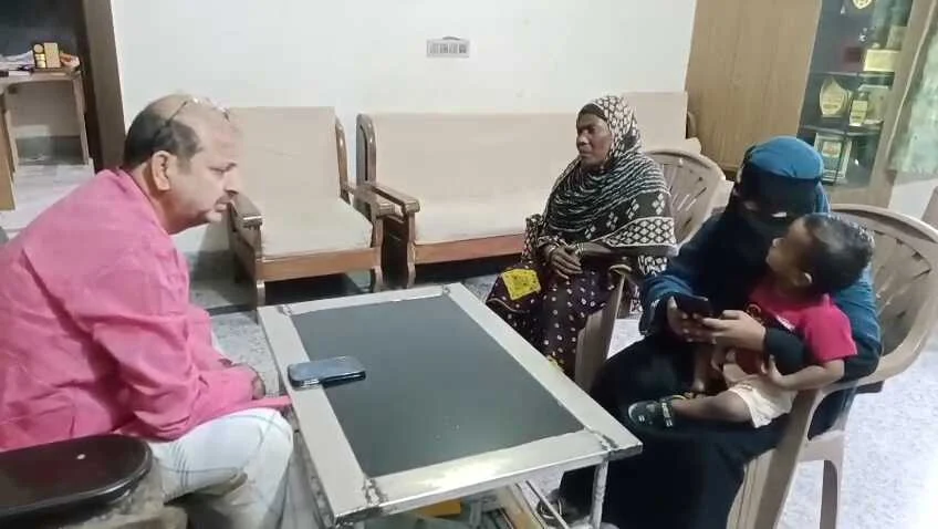 दुबई की जेल में बंद समस्तीपुर का लाल: पूर्व विधायक के पैरों में गिरकर रोई माँ, रिहाई की लगाई गुहार 3
