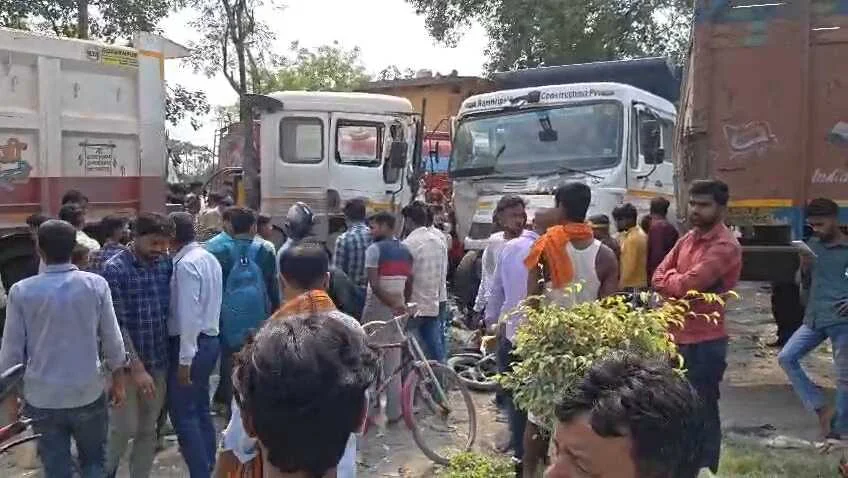 समस्तीपुर: ट्रक और बाइक की भीषण टक्कर में युवक की दर्दनाक मौत, आक्रोशित लोगों ने मुख्य मार्ग किया जाम 3