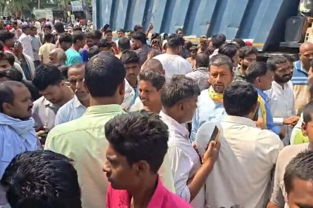 समस्तीपुर: ट्रक और बाइक की भीषण टक्कर में युवक की दर्दनाक मौत, आक्रोशित लोगों ने मुख्य मार्ग किया जाम 3