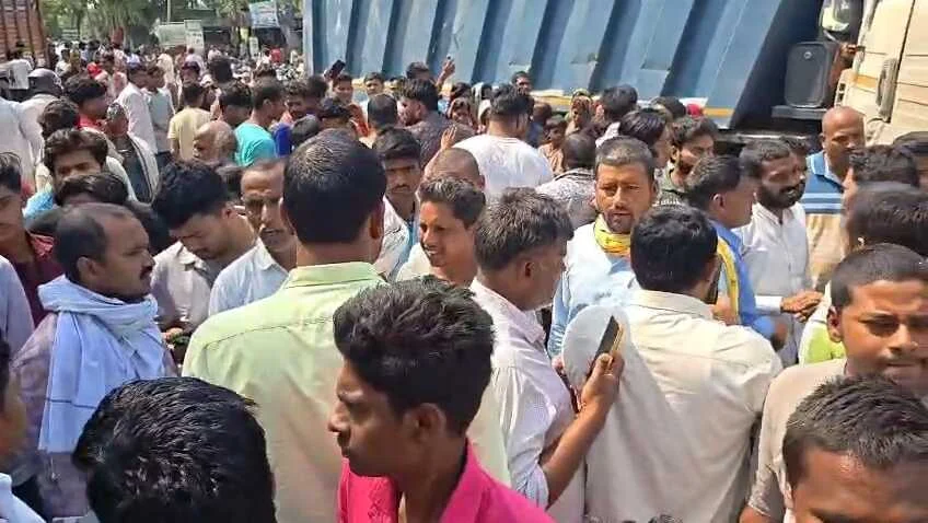 समस्तीपुर: ट्रक और बाइक की भीषण टक्कर में युवक की दर्दनाक मौत, आक्रोशित लोगों ने मुख्य मार्ग किया जाम 4