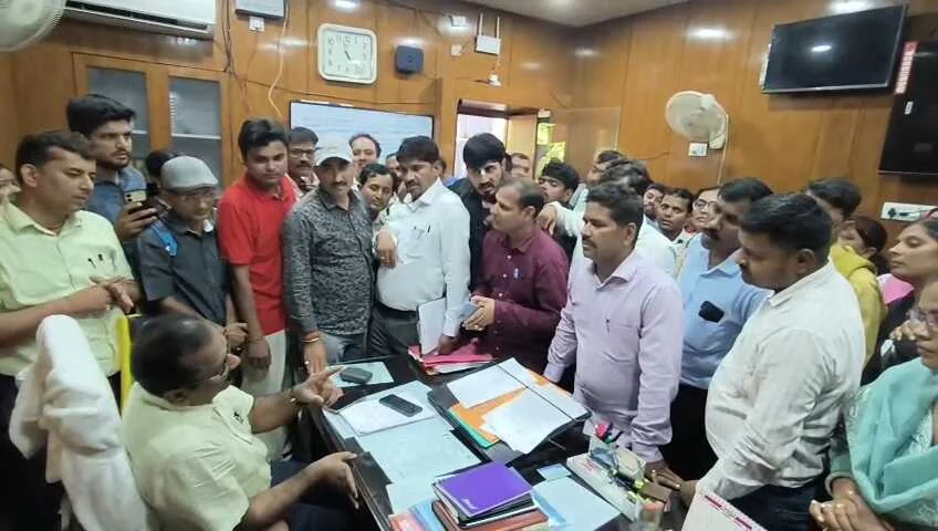 बेगूसराय DEO के 'दोहरी ड्यूटी' वाले आदेश पर भड़के शिक्षक, शिक्षा कार्यालय में घंटों हंगामा; तुगलकी फरमान वापस लेने की मांग 2
