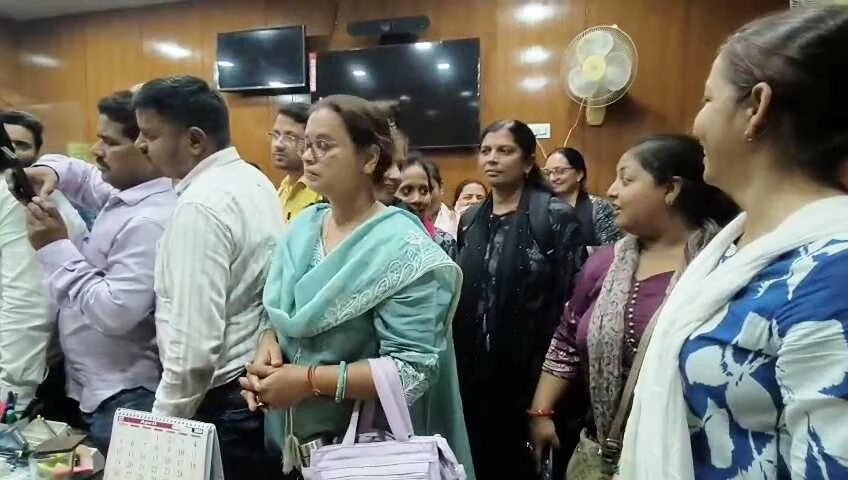 बेगूसराय DEO के 'दोहरी ड्यूटी' वाले आदेश पर भड़के शिक्षक, शिक्षा कार्यालय में घंटों हंगामा; तुगलकी फरमान वापस लेने की मांग 3