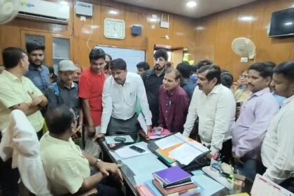 बेगूसराय DEO के 'दोहरी ड्यूटी' वाले आदेश पर भड़के शिक्षक, शिक्षा कार्यालय में घंटों हंगामा; तुगलकी फरमान वापस लेने की मांग 16