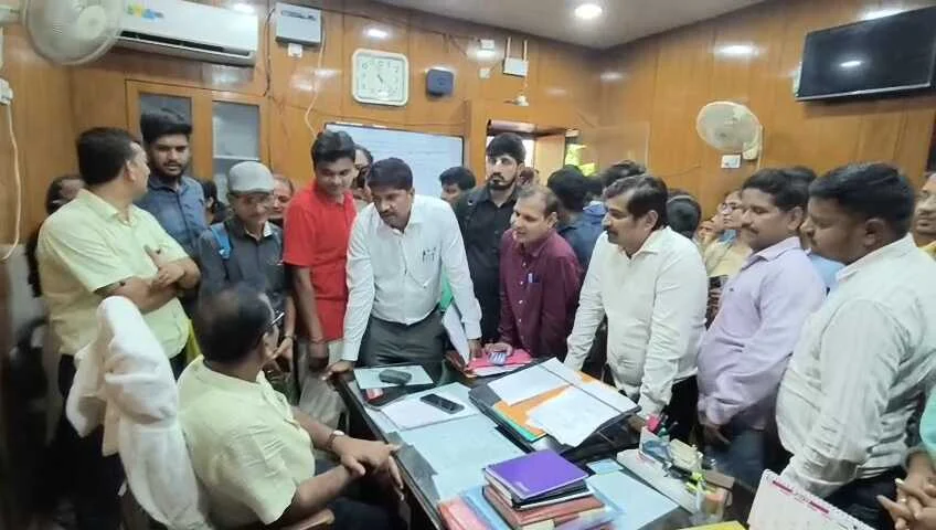 बेगूसराय DEO के 'दोहरी ड्यूटी' वाले आदेश पर भड़के शिक्षक, शिक्षा कार्यालय में घंटों हंगामा; तुगलकी फरमान वापस लेने की मांग 3