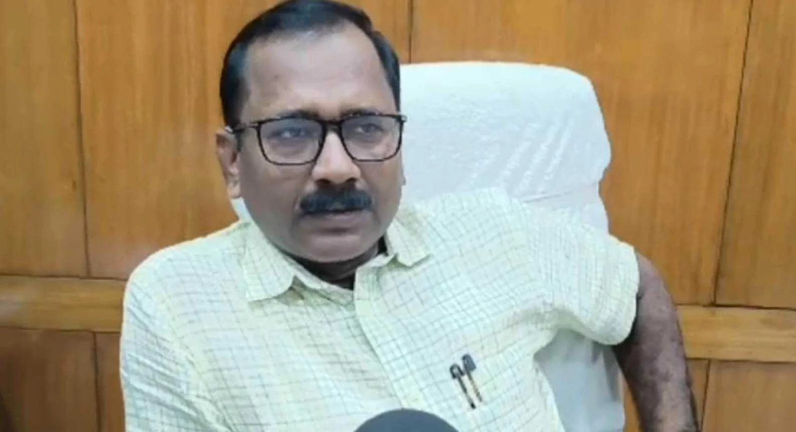 बेगूसराय DEO के 'दोहरी ड्यूटी' वाले आदेश पर भड़के शिक्षक, शिक्षा कार्यालय में घंटों हंगामा; तुगलकी फरमान वापस लेने की मांग 4