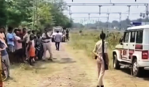 बेगूसराय में एक युवक का सिर हथौड़े से कुचलकर बेरहमी से हत्या, रेलवे यार्ड में खून से लथपथ मिला शव 3