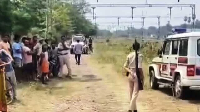 बेगूसराय में एक युवक का सिर हथौड़े से कुचलकर बेरहमी से हत्या, रेलवे यार्ड में खून से लथपथ मिला शव 3
