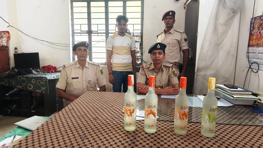 समस्तीपुर रेल पुलिस की बड़ी कार्रवाई: दलसिंहसराय स्टेशन से विदेशी शराब के साथ धंधेबाज गिरफ्तार 1