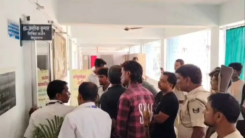 बेगूसराय सदर अस्पताल में इलाज के दौरान मरीज की मौत पर हंगामा, परिजनों ने लगाया लापरवाही का आरोप 11