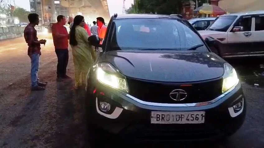 बेगूसराय में 'मोबिल लीक' गैंग का आतंक: फिल्मी स्टाइल में महिला की कार से 12 लाख के जेवर-नकदी पार, CCTV में कैद हुई वारदात 2