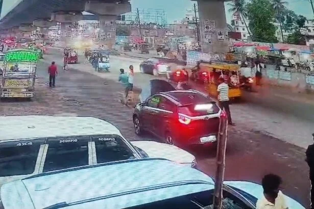 बेगूसराय में 'मोबिल लीक' गैंग का आतंक: फिल्मी स्टाइल में महिला की कार से 12 लाख के जेवर-नकदी पार, CCTV में कैद हुई वारदात 7
