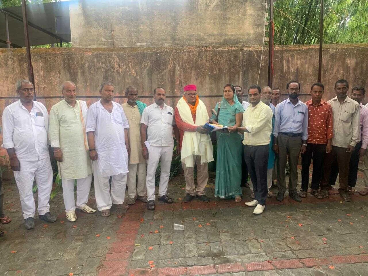 भगवानपुर के संजात पंचायत में पंचायत सचिव राजेश कुमार राकेश का भव्य विदाई समारोह, भावुक हुए जनप्रतिनिधि 10