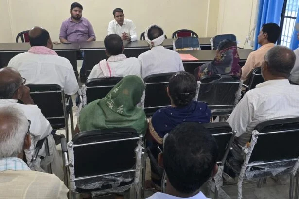 अनुमंडल पदाधिकारी तेघरा द्वारा बछवाड़ा में जनप्रतिनिधियों के साथ सहयोग शिविर को लेकर बैठक, 19 मई से शिविर का शुभारंभ 3