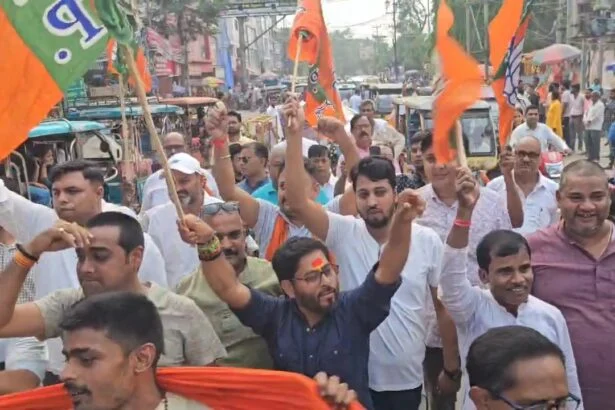 पश्चिम बंगाल में बीजेपी की ऐतिहासिक जीत, बेगूसराय में ढोल-नगाड़ों के साथ थिरके कार्यकर्ता 1