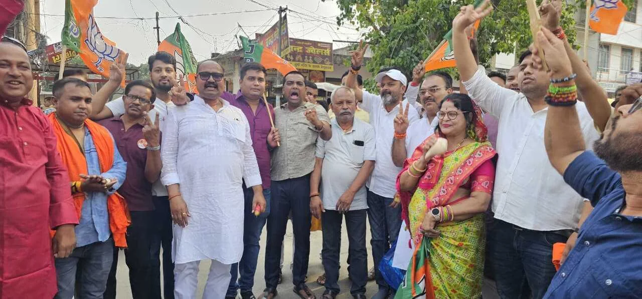 पश्चिम बंगाल में बीजेपी की ऐतिहासिक जीत, बेगूसराय में ढोल-नगाड़ों के साथ थिरके कार्यकर्ता 2
